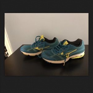 Mizuno NWOT women’s running sneakers- sold